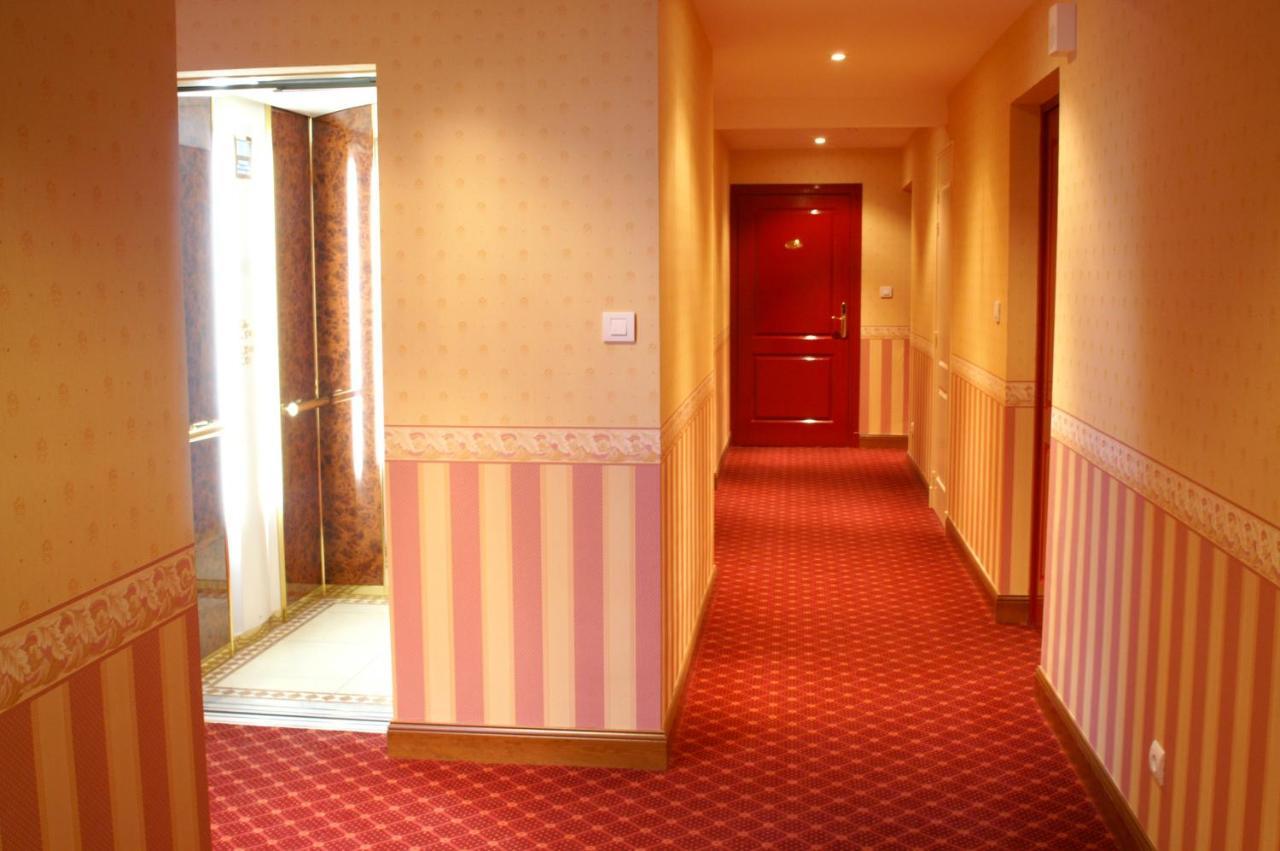 Coq Hotel Montreuil  Exterior photo